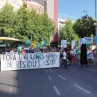 Manifestants tallen l'avinguda Catalunya a Lleida contra la planta de biogàs de la Sentiu de Sió, la més gran del sud d'Europa