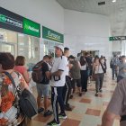 Cues de viatgers a l'estació de Lleida aquest dimecres al matí.