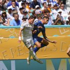 Fran García i l’exblaugrana Joao Cancelo lluiten per una pilota aèria en una acció del Madrid-Al-Hilal. - EFE