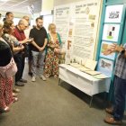 Jordi Porta, director del centre, mostrant l’exposició sobre el seu centenari. - MAGDALENA ALTISENT