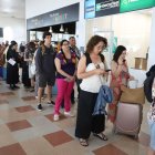 Cua de passatgers per reclamar a l’oficina de Renfe a l’estació de Lleida. - S COSTA D