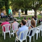 El Parc de l’Horta d’Ivars d’Urgell va acollir ahir la presentació de ‘Les hores ferides’, de Ricard Garcia. - J.GÓMEZ