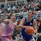 Lucía Rodríguez, en un partit de la passada temporada amb l’Ardoi davant del Joventut. - FEB