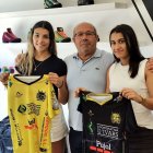 Aina Florenza i Elsa Salvanyà, amb el president Ramon Porta, ahir durant la presentació. - MANU BOUTUREIRA