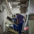 Treballadors sanitaris inspeccionen els danys a l’hospital de Soroka, bombardejat per l’Iran. - ILIA YEFIMOVICH