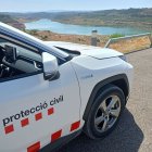 Un vehicle de Protecció Civil circula per la via de coronació de la presa de l’Albagés, al riu Set. - E.B.D.