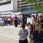 Alguns dels manifestants ahir davant de l’institut. - GERARD HOYAS