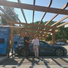 Pau Soler, director de BaSSella Experiences (esquerra), i Pol Olivella, responsable de mobilitat elèctrica d’Endesa a Catalunya (dreta), a la zona dels nous carregadors per a vehicles elèctrics.