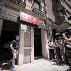 Un agent de la UCO surt de la seu del PSOE al carrer Ferraz de Madrid.