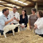 Ordeig, durant la visita ahir a una granja del Pallars Jussà. - ACN