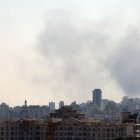 El fum s’eleva després d’un atac israelià a Teheran. - EFE