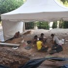 Estudiants i investigadors a la Cova Gran de Santa Linya aquesta setmana. - AZU M.G.