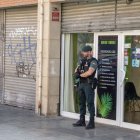 Un agent de la Guàrdia Civil custodiant una de les botigues. - ÀLEX SAMPER