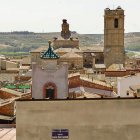 La panoràmica del l’skyline de Seròs des del turó del castell ofereix aquest contrast entre el minaret de la nova mesquita i la silueta de l’església barroca de la Nativitat. - JORDI ECHEVARRÍA