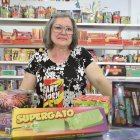 La responsable de Ramonina Pirotècnia, al barri de la Bordeta. - MAGDALENA ALTISENT