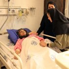 Una dona iraniana ferida en un atac israelià és tractada a l’hospital Rasoul Akram de Teheran. - EFE/EPA/ABEDIN TAHERKENAREH