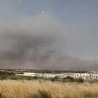 Vista de la immensa fumarada a causa de l’incendi des de l’entrada a Tàrrega. - CARMINA MARSIÑACH