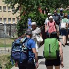 Nombrosos grups de turistes passejaven ahir pel Parc del Segre de la Seu d’Urgell. - EDGAR ALDANA