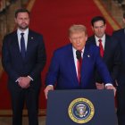Trump va confirmar l’atac amb el vicepresident, el secretari d’Estat i el de Defensa. - CARLOS BARRIA — POOL VIA CNP / ZUMA PRESS