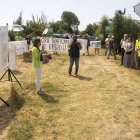 La plataforma Pobles Vius va mostrar davant de Paneque a Castellserà el rebuig a les plantes de biogàs.; Array