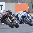 Marc Márquez, davant del seu germà Àlex, en un moment de la carrera d’ahir en la qual ambdós van quedar primer i segon, respectivament. - EFE