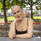 L’artista i activista trans Victoria Monique Sáez, de 35 anys, a Lleida durant l’entrevista amb SEGRE. - ITMAR FABREGAT