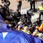 Els Mossos contenen els concentrats per evitar que accedeixin fins a l'Abadia.