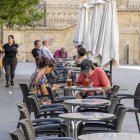 Persones en una terrassa a Lleida.
