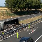 Bolca un camió a l'A-2 entre Lleida i Alcoletge i talla un carril en sentit Barcelona