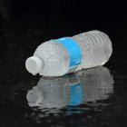 Una botella de agua fría.