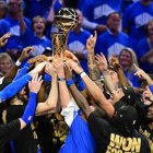 Els jugadors dels Oklahoma Thunders celebren el títol després de derrotar els Pacers. - EFE