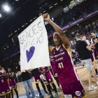 Kenny Hasbrouck va rebre l’afecte de l’afició lleidatana en el seu últim partit al Barris Nord. - POL PUERTAS