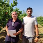 Pere Roqué i Jordi Vidal, ahir en un camp d’albercoquers a Aitona. - E.M.M.