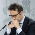 Cuerpo repassa les dades abans de respondre als periodistes després del Consell de Ministres. - ALEJANDRO MARTÍNEZ VÉLEZ / EUROPA PRESS