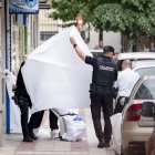 Agents de la Policia Nacional retiren el cos de la víctima. - EUROPA PRESS