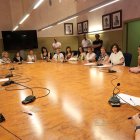 El públic va visitar la sala de juntes i va viure un fet insòlit: que estigués presidida per dones. - J.GÓMEZ