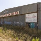 El pla de la Generalitat preveu demolir l’hangar i la torre de control, entre altres construccions. - JORDI ECHEVARRÍA