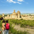 La Costa Daurada ofrece un rico patrimonio cultural, tradiciones y rutas, que enriquecerán tu visita.