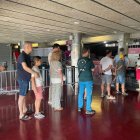 Des de primera hora del dia hi va haver cues d’aficionats per obtenir l’abonament de la pròxima temporada. - FORÇA LLEIDA