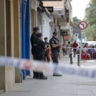 Diversos policies, a les portes de l’immoble on un home va matar la seua parella i el seu fill a Algemesí. - FE/MANUEL BRUQUE
