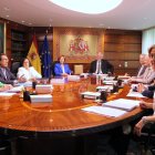 El ple del TC, amb el president del tribunal, Cándido Conde-Pumpido, i la vicepresidenta Inmaculada Montalbán, aquest dilluns la reunió per debatre la ponència sobre l'amnistia