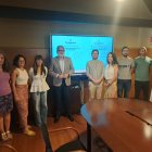 El alcalde, Fèlix Larrosa, y el edil de Participación, Roberto Pino, con los responsables de los procesos participativos.