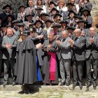 El bisbe d'Urgell i copríncep d'Andorra, Josep-Lluís Serrano, amb el síndic general, Carles Ensenyat, el cap de govern, Xavier Espot, i diversos membres del Consell General d'Andorra després de l'acte de jurament de la constitució andorrana.