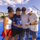 Jugadores de pádel en una pista.