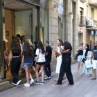 Cues el primer dia de rebaixes de les grans franquícies - MAGDALENA ALTISENT