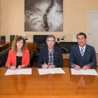 Conveni- La UdL va firmar dimecres un conveni amb el Col·legi de Procuradors de Tribunals de Catalunya per impulsar el reconeixement al millor treball de final de grau de la facultat de Dret, Economia i Turisme sobre dret processal i procura. Aquesta distinció, dotada amb 800 euros, s’entrega en memòria de Josep Maria Guarro, que va ser degà i vicedegà del col·legi. - UDL