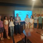 L’alcalde, Fèlix Larrosa, i el regidor Roberto Pino amb els responsables dels processos participatius. - SCD