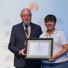Joan Soteras entrega la placa a l’AEM pel seu centenari. - FCF