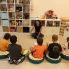 Els sis usuaris del servei d’acollida, amb la monitora. - MAGDALENA ALTISENT
