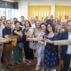 Brindis per celebrar els 80 anys de ‘Nova Tàrrega’ després d’inaugurar l’exposició. - SEGRE